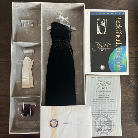 New in box outfit for The Jackie Kennedy Onassis Doll with paperwork - Picture 10 of 12